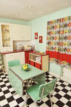 Beautiful Pastel Kitchens That Channel the 1950s