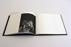 La faccia marcata #white #scratch #negative #photo #book #black #karen #belton #marcata #and #faccia #editorial #libro