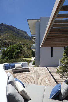 Luxurious South African House with Integrated Natural Feature
