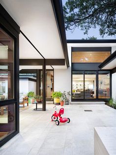 Three-Courts House in Austin / A Parallel Architecture