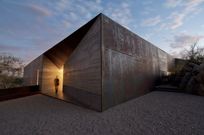 wendell burnette architects shapes desert courtyard house in arizona #home