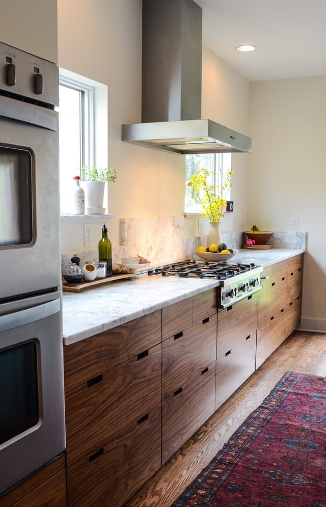 Love these minimal wood kitchen cabinets