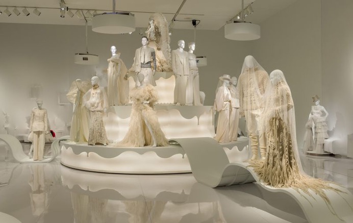 Installatie voor Gaultier door Makkink & Bey #sculpture #fashion #exposition #gaultier #design