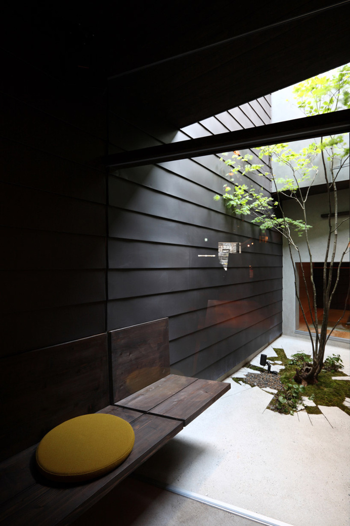 #Courtyard with #black #clapboardsiding and #crackedfloor. #Yamaga by #Mega. Photo by #NagaishiHidehiko.