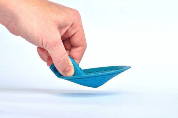Can't keep up with cleaning sinks and tubs? Bright cheeky strainer is right there to scoop the waste, and you don't even have to touch it. #lifestyle #design #home #product #industrial
