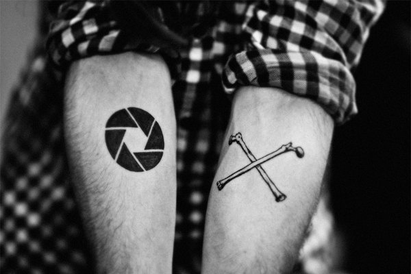OX, in Bleu Noir Studio based in Paris #aperture #monochrom #arms #tatoo #bones