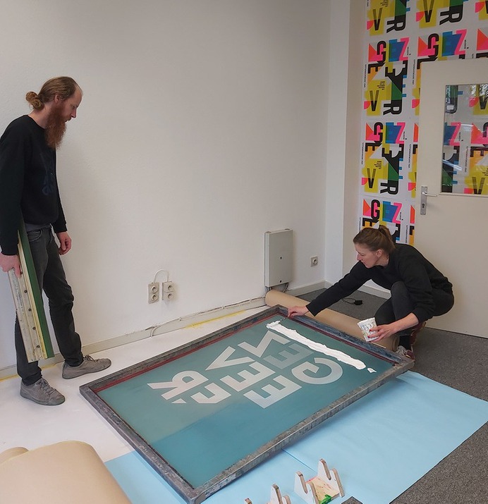 preparing the screen for some window printing #gezeever #printmakingmoneygang #screenprinting #screenprint #printmaking #printisnotdead #printisntdead #printmakers #silkscreen #printstudio #printspotters #serigraphy #print #design #diy #printart #posterdesign #screenprintinglife #printedmatter #peopleofprint #silkscreen #silkscreenprinting