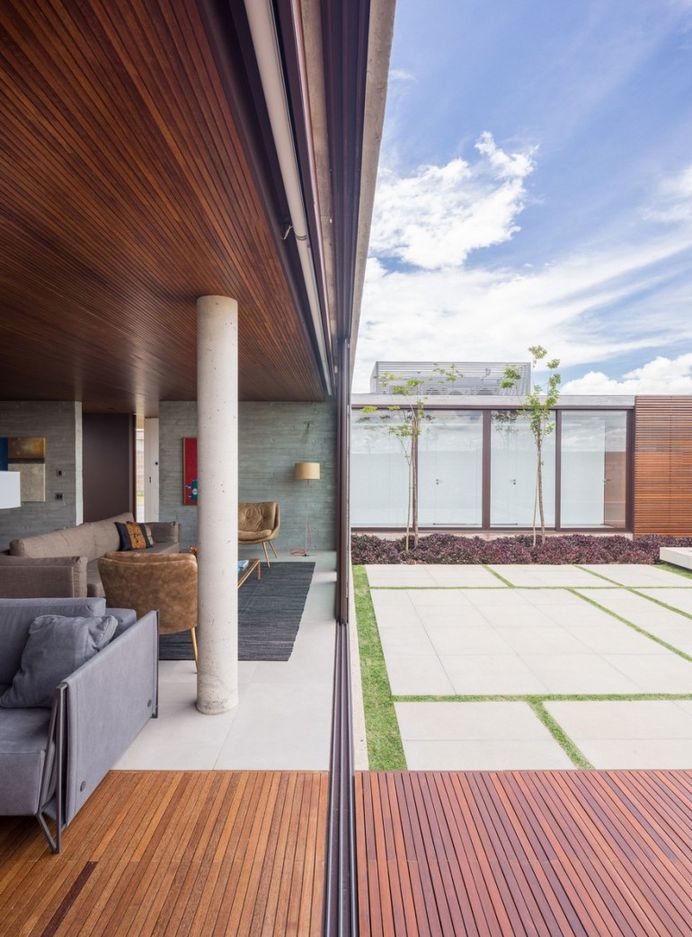 One Level Concrete House Providing Spaces for Leisure and Socializing