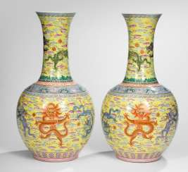 Pair of bottle vases with yellow grundigem dragon decoration in the colours of the 'Famille rose' #Sets #Tea sets #Porcelain sets #Antique plates #Plates #Wall plates #Figures #Porcelain figurines #porcelain