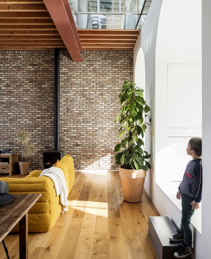 House Built Around a 19th-Century Facade - InteriorZine