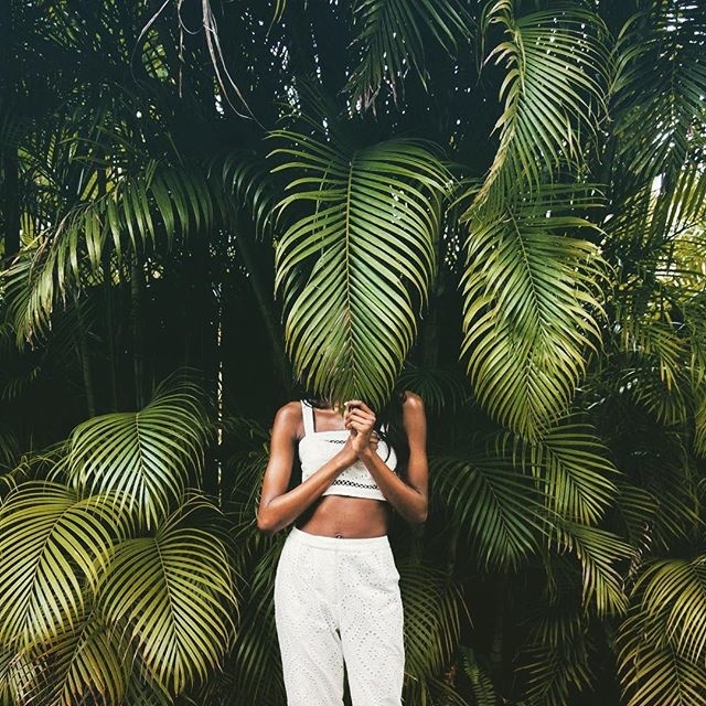 Missin that Coconut air 🌴🌴 Photo: @lizaboone // Model: @1janica • HMU: @lexieemakeup #rosemilknostalgia #vintage #outtake