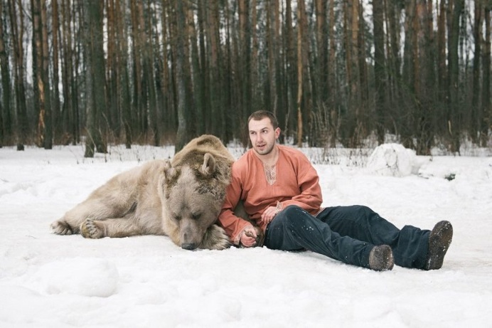 Olga Barantseva Captures Dreamlike Scenes With a 700-Kilogram Brown Bear