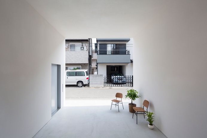Little House with a Big Terrace by Takuro Yamamoto Architects. #carport #takuroyamamotoarchitects #simplicity