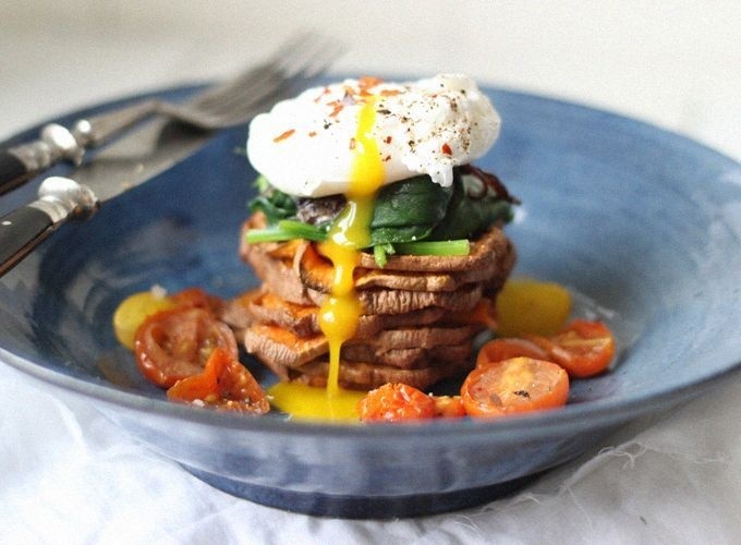 veggie and egg breakfast tower (with sweet potatoes, spinach and roasted tomatoes) #potato