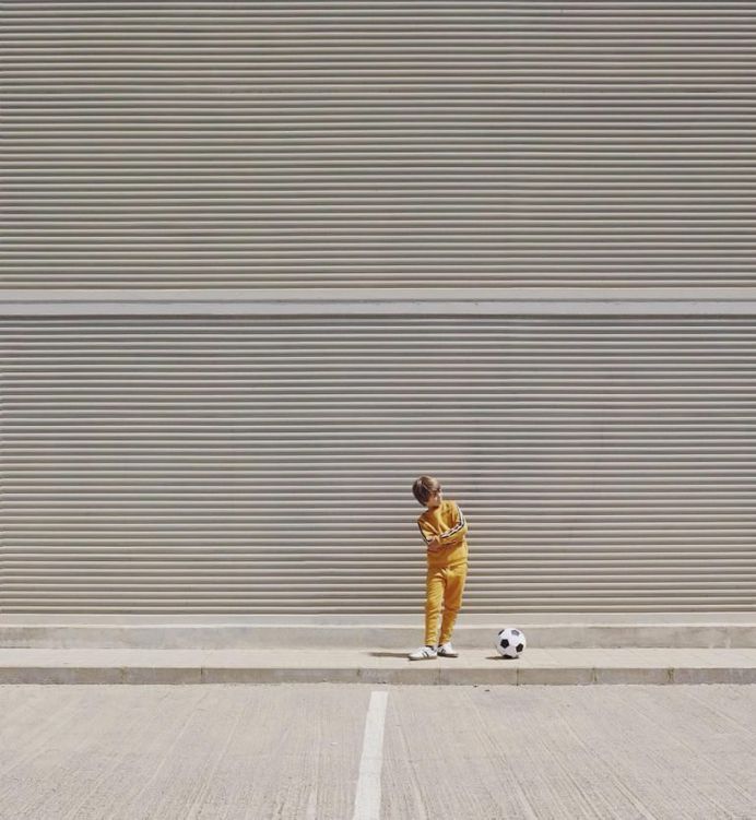 Playful and Minimalist Street Photography by Emilio Chulià