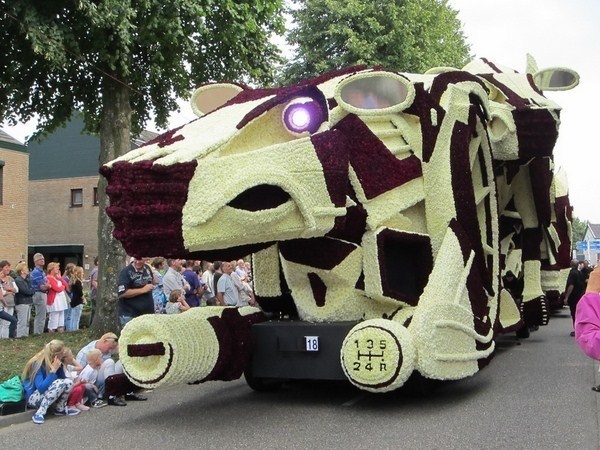 Sculpture from flowers of a abstract car #sculpture #of #art #flowers #parade