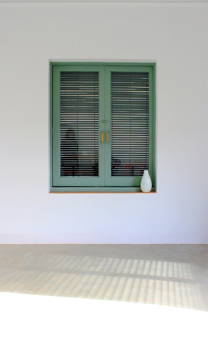Window with wood blinds. AcÃ cies by LoCa Studio. #window #windowblind