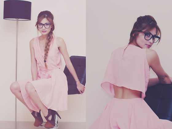 Pleated Sleeveless Dress Blushed, Jeffrey Campbell Sledge Pumps | Loved by Na La Peaches and Cream (by Camille Sioco) | LOOKBOOK.nu #fashion #photography #woman #beauty