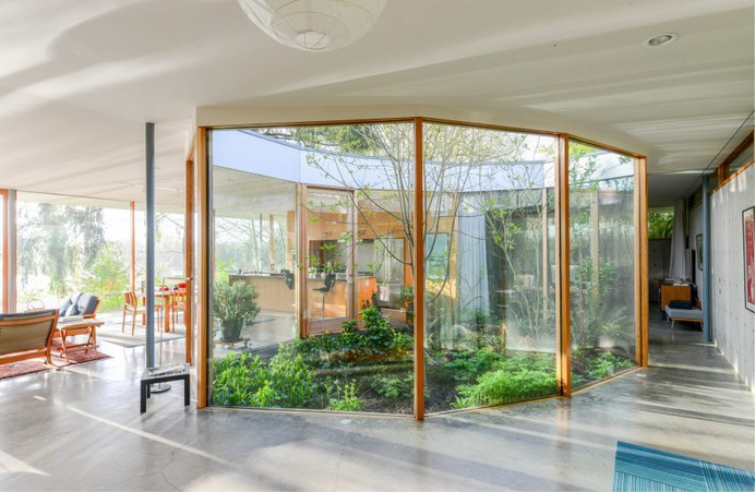 Courtyard House by No Oregon