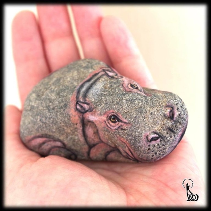 Realistic and Detailed Animal Paintings on Stones by Akie Nakata