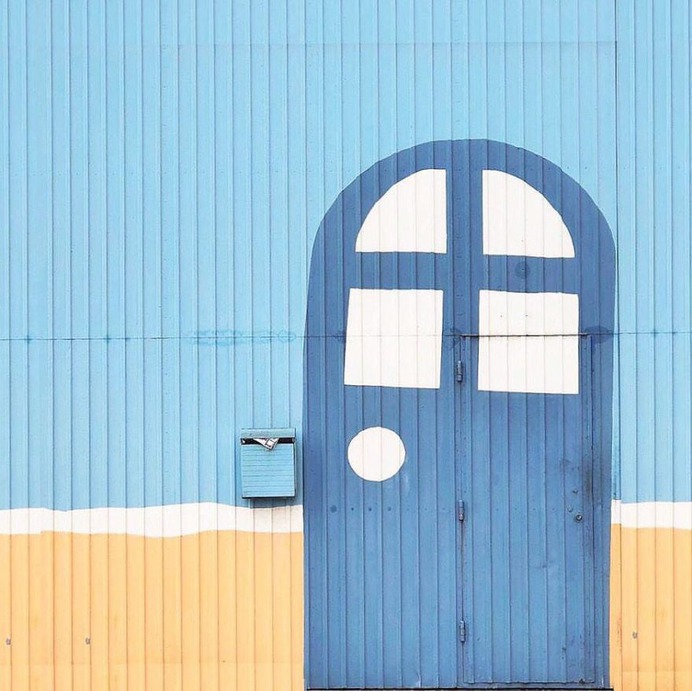 Minimalist and Colorful iPhone Street Photography by Luisa Berger