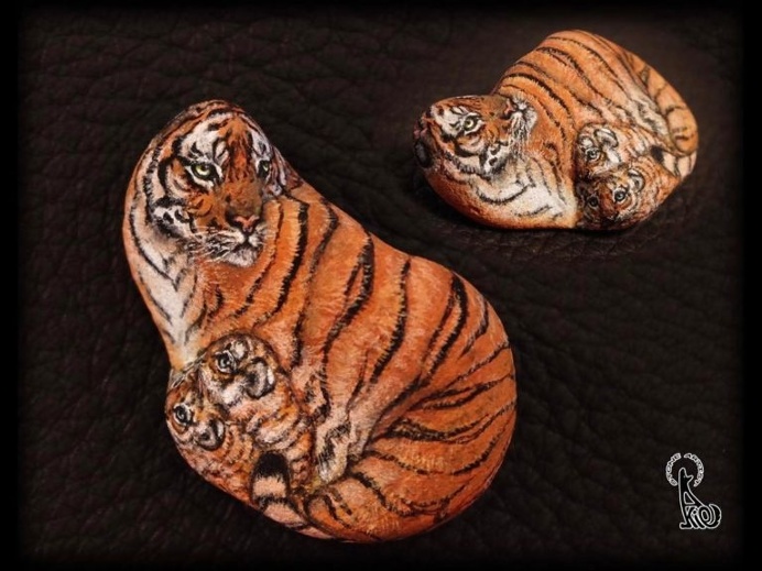 Realistic and Detailed Animal Paintings on Stones by Akie Nakata