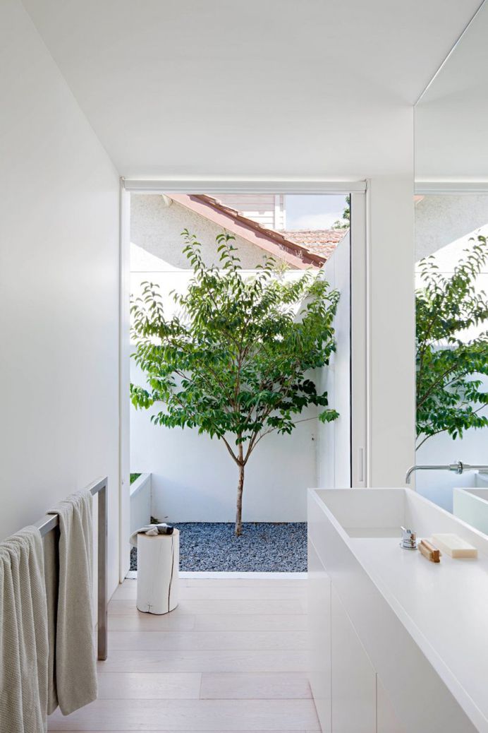 Bathroom open to garden. Bourne Road Residence by studiofour. © Shannon McGrath. #bathroom