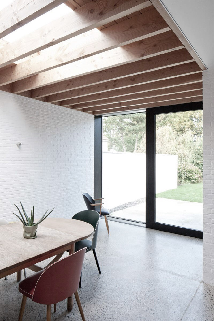 #Midcenturymodern #diningarea adjacent to #backyard. #HouseVHVP by #RoliesPlusDubois. #diningroom