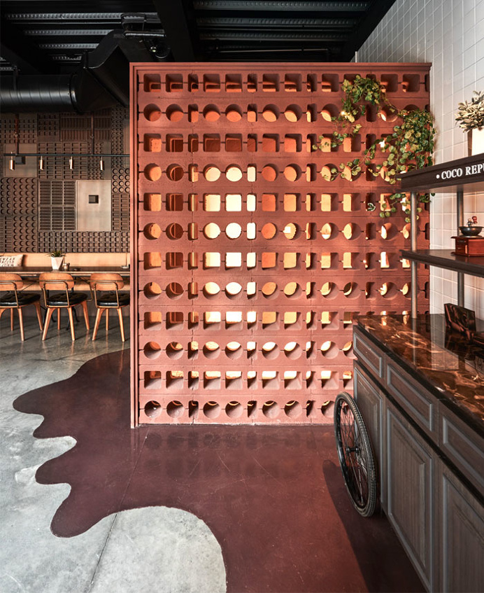 Clay Bricks Look Like Chocolate in a Restaurant Decor - InteriorZine #restaurant #decor #interior