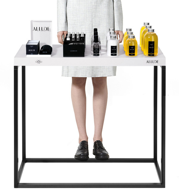TableBespoke in store display / demonstration table. Emphasis was on contrasting materials – a mono linear steel frame houses a gloss whit #steel #frame #gloss #demonstration #display #store #mono #materials #tablebespoke #emphasis #linear #houses #table #whit #contrasting