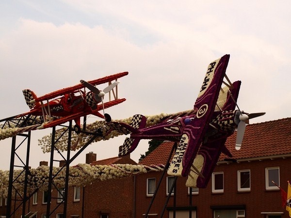 Aircrafts from flowers #sculpture #of #art #flowers #parade