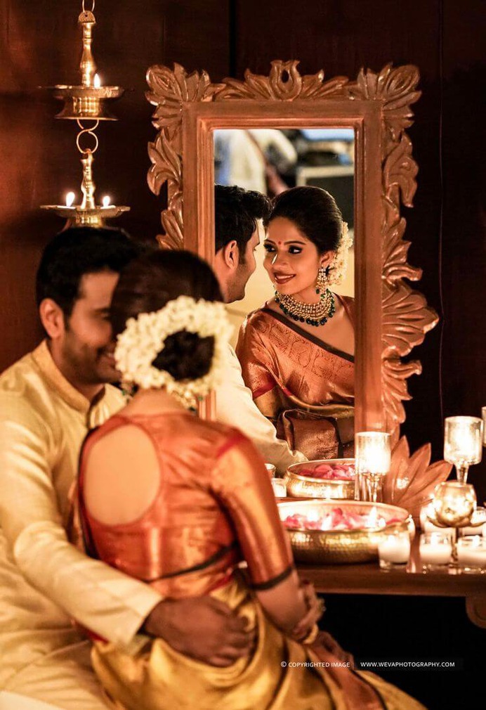 Some Best Mesmerizing Off-Beat Mirror Wedding Poses You Must Have Them for Your Wedding