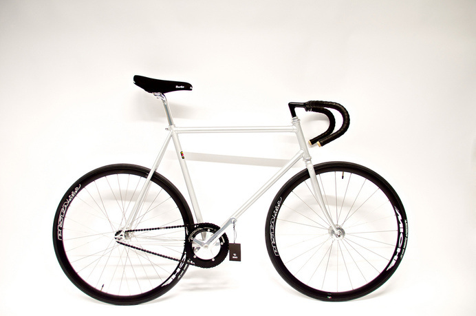 bisikleta: Silver Wraith Track Bike by Bravo Cycles (by Felipe Hefler) #wraith #bicycle #fixed #silver #wheel #bike