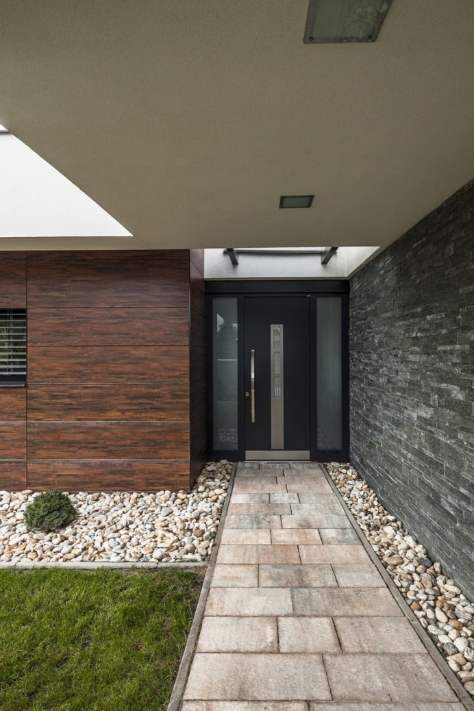 Modern Residence in Hungary Oriented Towards a Garden Pond
