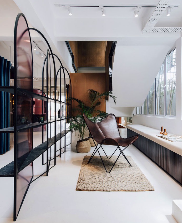 Mantab Workplace Gleaming with Gold-Copper Facade - InteriorZine