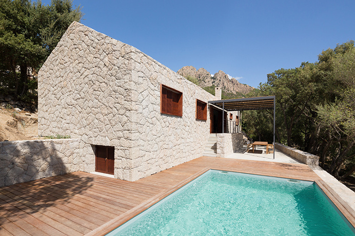 Contemporary Vernacular: a holiday house