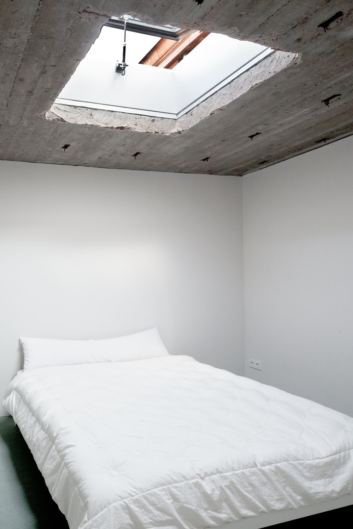 Apartment Am Urban by Thomas Bendel. #bedroom #skylight #minimalist #thomasbendel #industrial