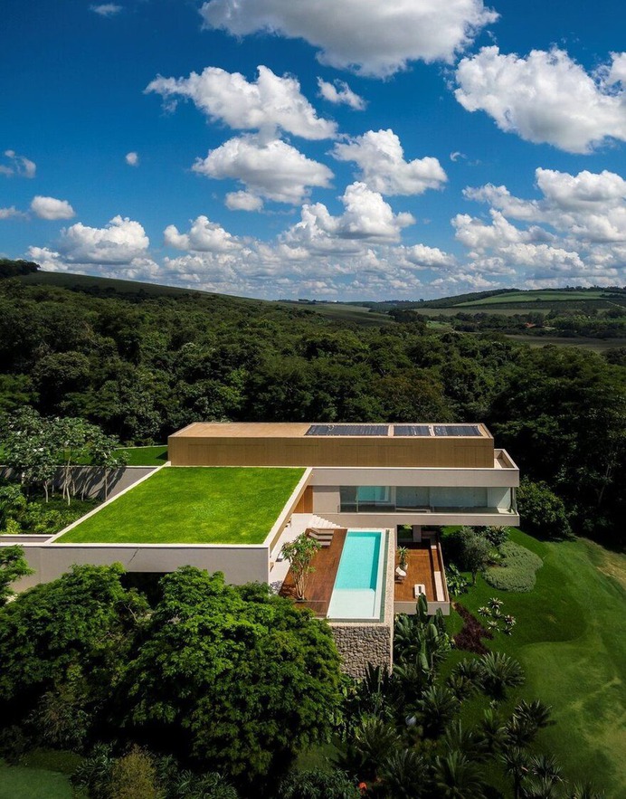 A Weekend Residence with a Dynamic Mix of Volumes, Spans and Cantilevers