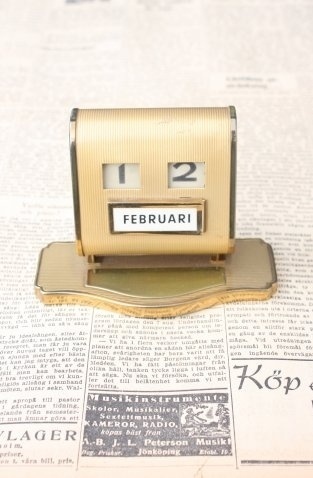 perspective20.com » vintage #calendar #newspaper #vintage #typography