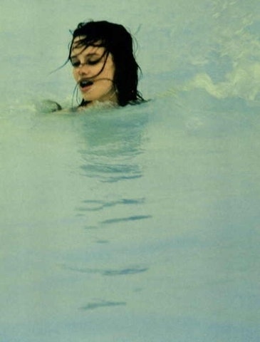 3276862465ee9e1b2f809f3f3ed281d22624b64a_m.jpg 365×480 pixels #photography #water #girl #swim