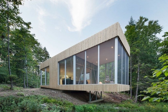 Low Rise House with a Sinuous Shape Guided by the Surrounding Nature 13