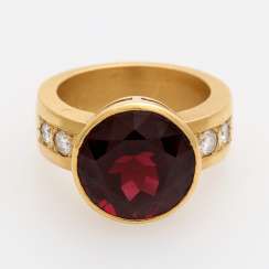 Ladies ring set with a round faceted garnet
