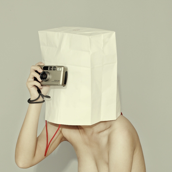 《姐姐》/3 by 盲 #camera #people #women #photography #portrait #bag #paper