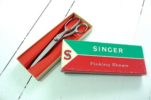 1950's Singer Pinking Sheers by Melindamilkshake on Etsy #packaging #etsy #vintage #scissors