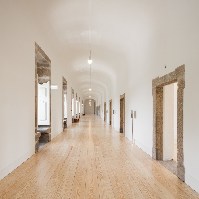 #Arch #hallway with #plankfloor. #AbadePedrosaMuseum by #AlvaroSizaVieira and #EduardoSoutoDeMoura. Photo by #JoaoMorgado.
