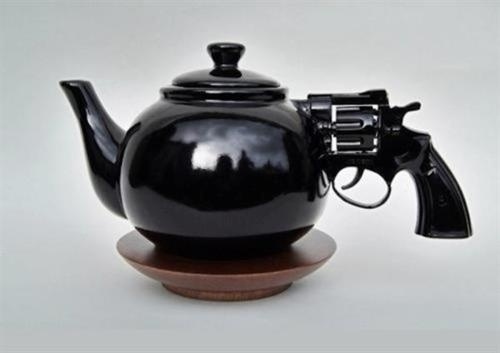 Ju est fou - Nice Gun TeapotÂ ! #teapot #gun #design