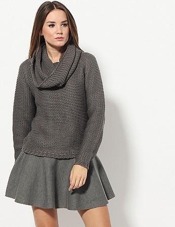 Ciekawy sweter fajnie komponuje się ze spódnicą. Ta stylizacja pochodzi od Diverse