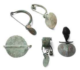 4 bow fibulae with a foot discus and 1 plate brooch