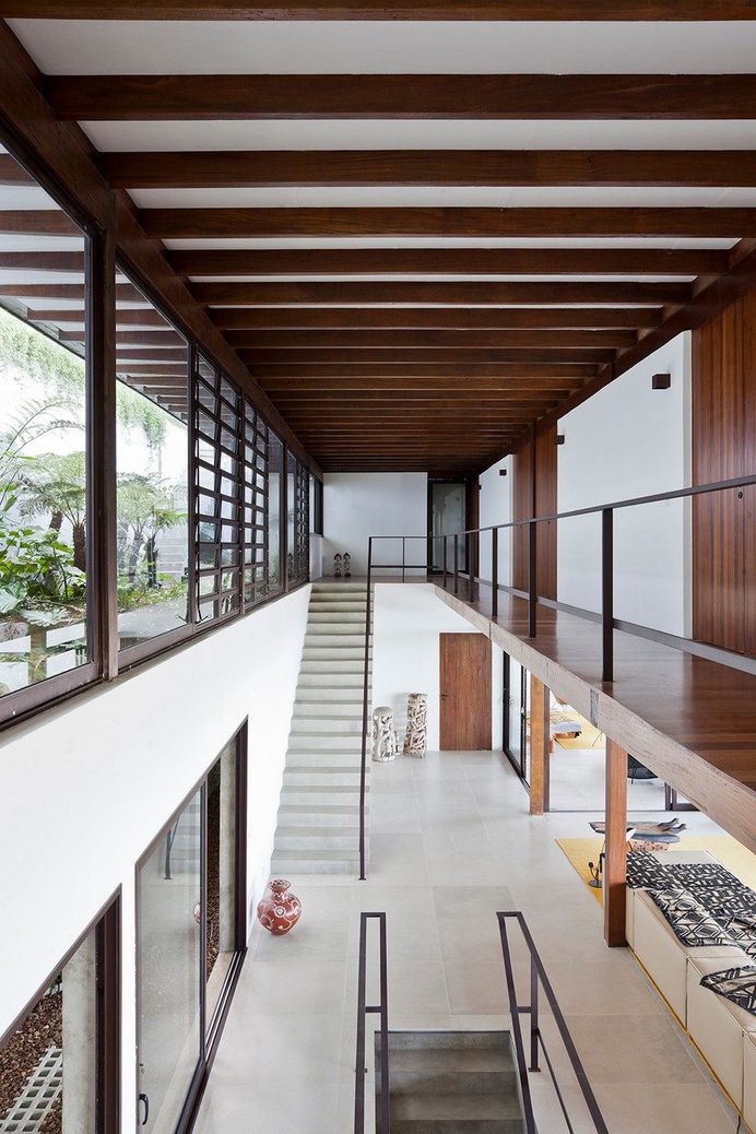 Modern Oceanfront House is All Concrete, Wood, Glass, and Views 5