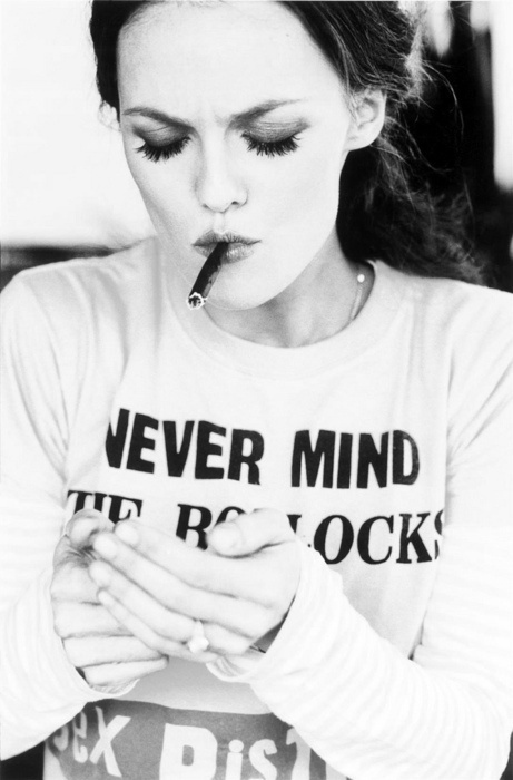 http://29.media.tumblr.com/tumblr_lsz2kaoIeO1qcmab0o1_500.jpg #white #woman #smoke #paradise #black #vanessa